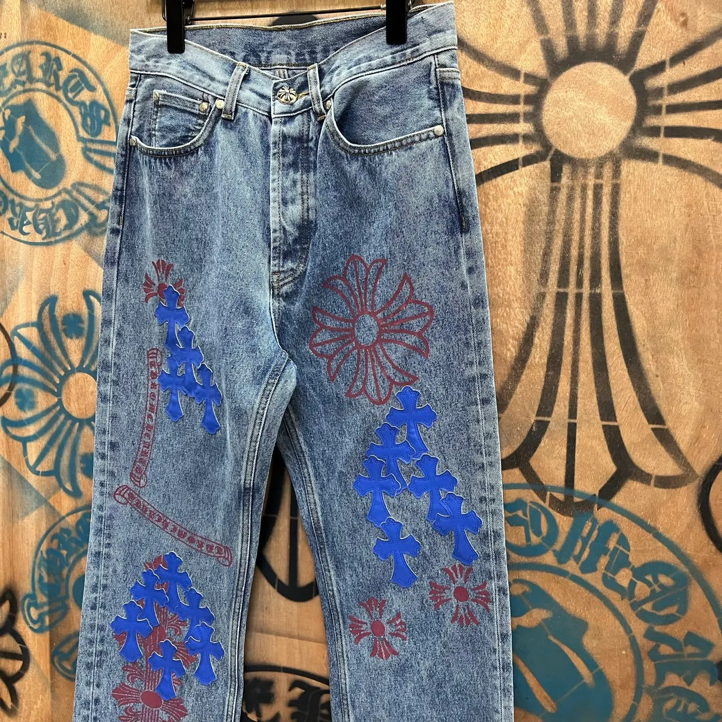 P610 Chrome Hearts Limited Series New City Limited Jeans Chrome Hearts City Limited Jeans vintage levis American made 501 505 517 base remake Levi's American 501 base imported sheepskin 925 silver remake Customers provide waist and pants length or height and weight. The studio will select the most suitable base for you to remake. There are many people doing remakes in the market. Don't belittle or comment. The difference is visible to the naked eye. See and compare for yourself #CHROME HEARTS Unisex style